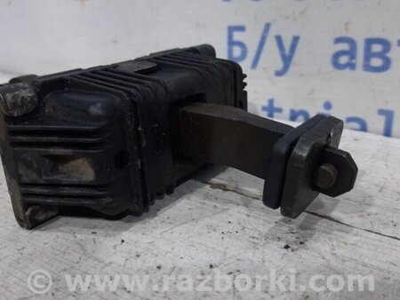 ФОТО Обмежувач дверей передній лівий для Toyota Avensis T270 (10.2008-12.2012) Киев