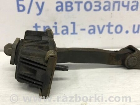 ФОТО Обмежувач дверей передній лівий для Toyota Avensis T270 (10.2008-12.2012) Киев