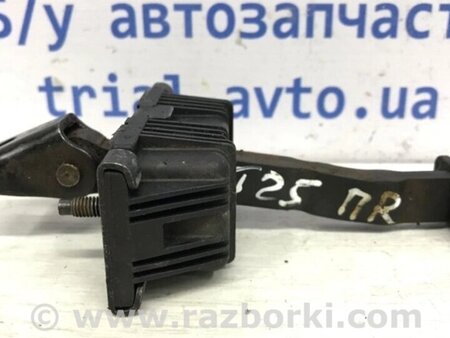 ФОТО Обмежувач дверей передній правий для Toyota Avensis T270 (10.2008-12.2012) Киев