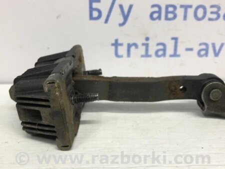 ФОТО Обмежувач дверей передній правий для Toyota Avensis T270 (10.2008-12.2012) Киев