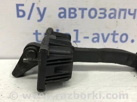 ФОТО Обмежувач дверей передній правий для Toyota Avensis T270 (10.2008-12.2012) Киев