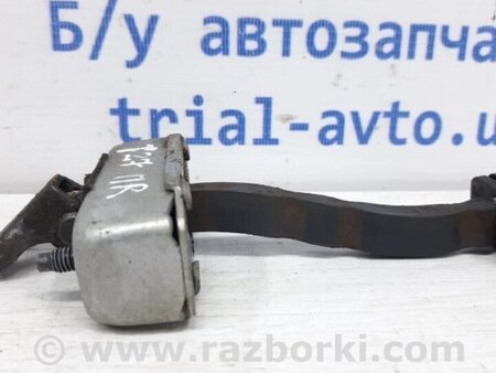 ФОТО Обмежувач дверей передній правий для Toyota Avensis T270 (10.2008-12.2012) Киев