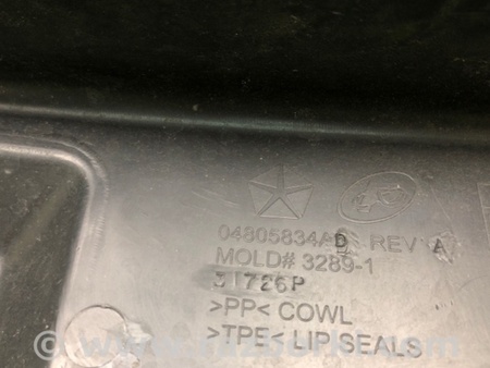 ФОТО Пластик под лобовое стекло (Жабо) для Chrysler 300 (2004-2010) Киев