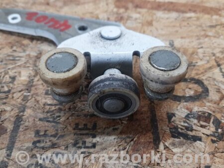 ФОТО Ролик нижний боковой сдвижной двери для Toyota Sienna (11-16) Киев