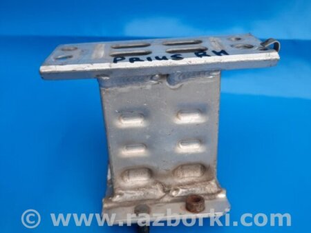 ФОТО Кронштейн усилителя переднего бампера для Toyota Prius 30 (09-17) Киев