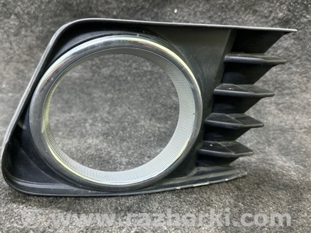 ФОТО Накладка противотуманной фары для Toyota Prius Plus (11-14) Киев
