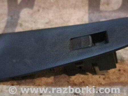 Кнопка стеклоподъемника дверная для Toyota RAV-4 (05-12) Киев 8481052030