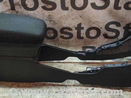 Подлокотник в сборе для Toyota Avensis T250 (02.2003-10.2009) Киев 5890505030B3