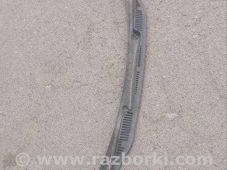 Пластик под лобовое стекло (Жабо) для Volkswagen Caddy 3 (2003-2020) Житомир