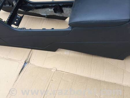 Подлокотник для Volkswagen Touareg  (10-17) Киев 7P1863241, 7P1863243